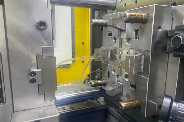 Analysis of Injection Pressure in Medical Injection Molding