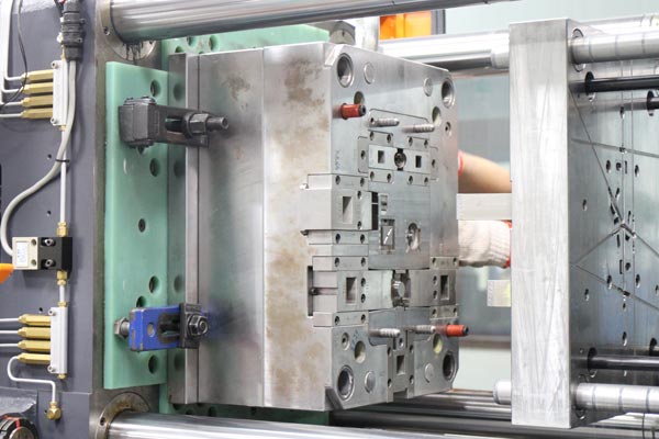 Medical Injection Molding: Overcoming Demolding Challenges with Systematic Solutions