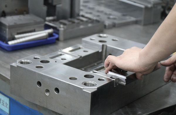 The Importance of Manual Polishing for Medical Injection Molds