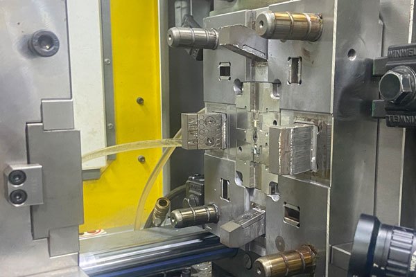 Strictly Prevent Pollution and Safeguard the Quality Lifeline of Medical Device Housing Injection Molding