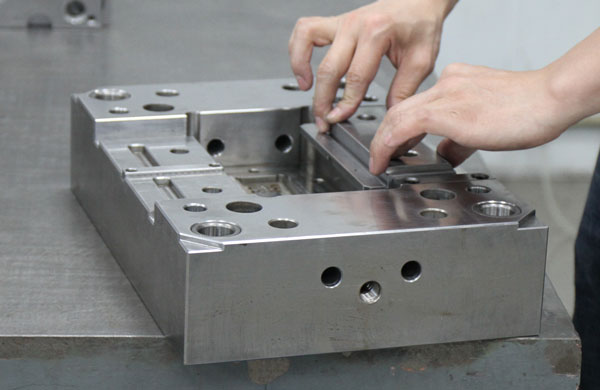 What are the seven production process steps of the mold?